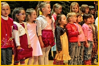 Kinder des Nachwuchsensembles bei einem Auftritt