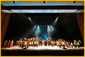 Das große Musicalensemble auf der Bühne
